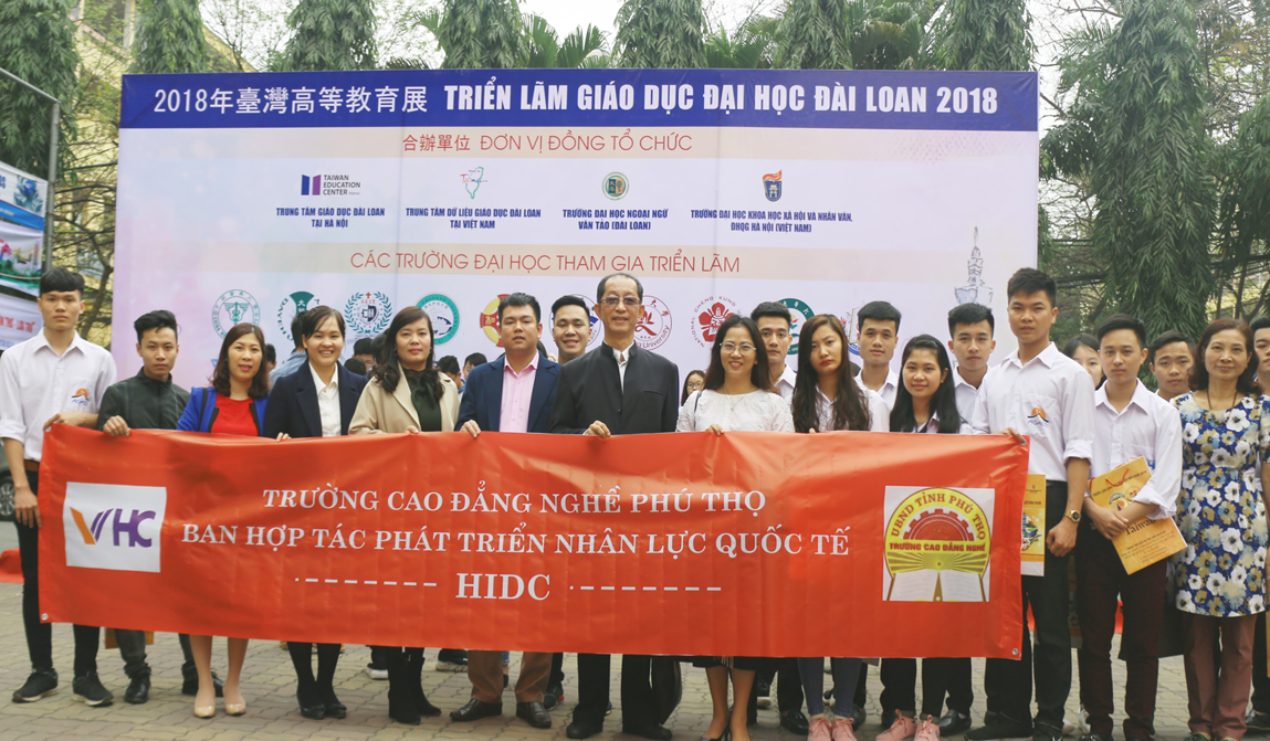 Đại diện người Đài Loan chụp ảnh lưu niệm và tặng cờ cho trung tâm phát triển nhân lực quốc tế ASIA